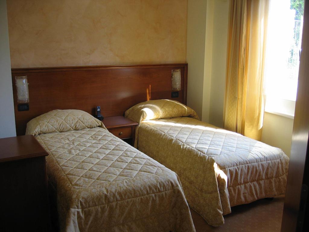 Albergo Ristorante Montebaldo Limone sul Garda Camera foto